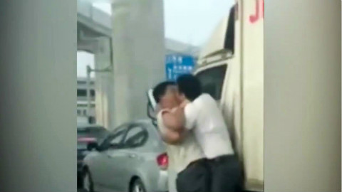 两男子竟然在公路上激情热吻,简直辣眼睛!!!